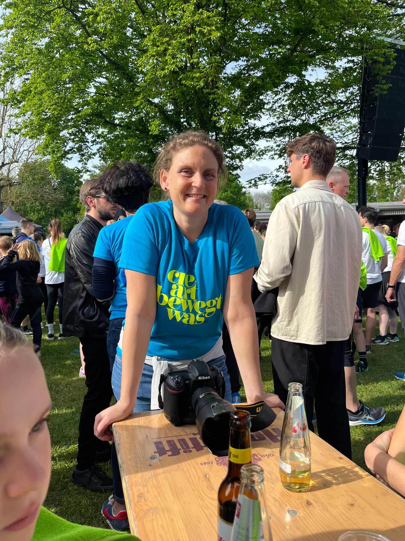 Creart-Mitarbeiter laufen beim Challenge-Lauf mit