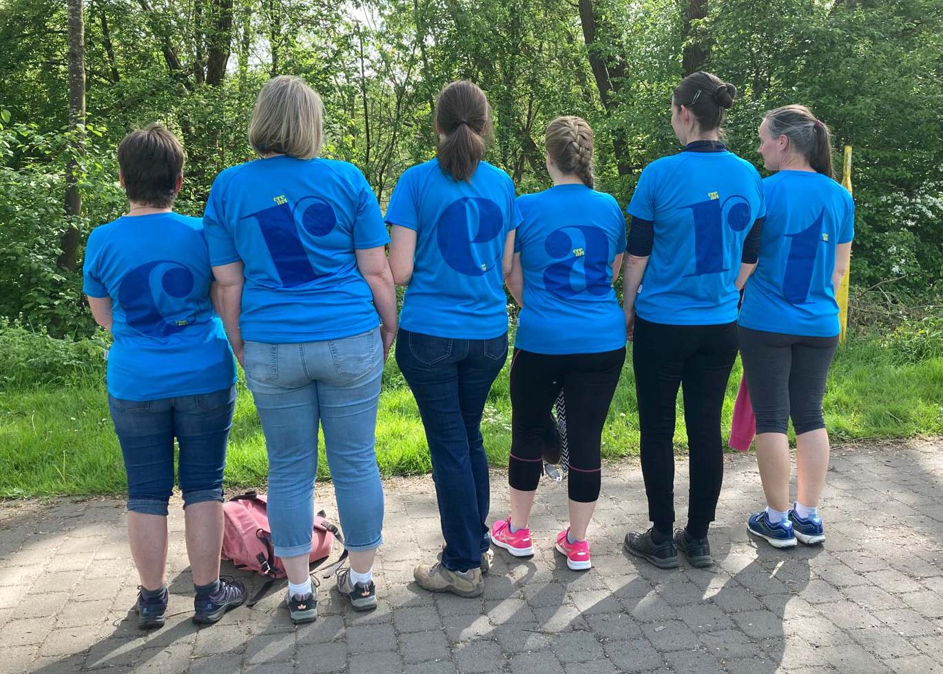 Creart-Team zeigt ihre Challenge-Lauf-T-Shirts
