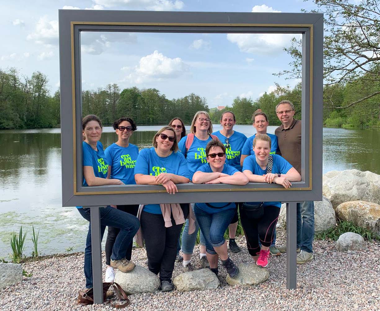 Creart-Team posiert an einem Holzrahmen beim Probelauf 2023