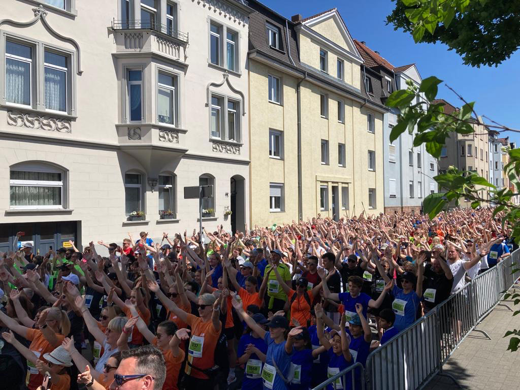 Große Menschenmenge auf der Straße während des Challenge-Laufs