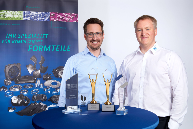 Die Geschäftsführer Matthias Hauß (links) und Joachim Hauß freuen sich über die Auszeichnungen der besonderen Aktion zum 75-jährigen Firmenjubiläum der Werner Schmid GmbH.